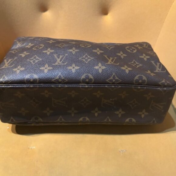 Louis Vuitton Toiletry Bag - Picture 6 of 9